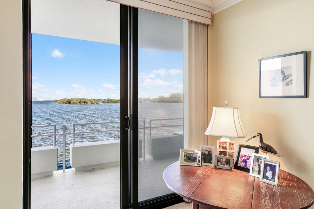 合同活跃: $1,750,000 (2 贝兹, 2 浴室, 1949 平方英尺)