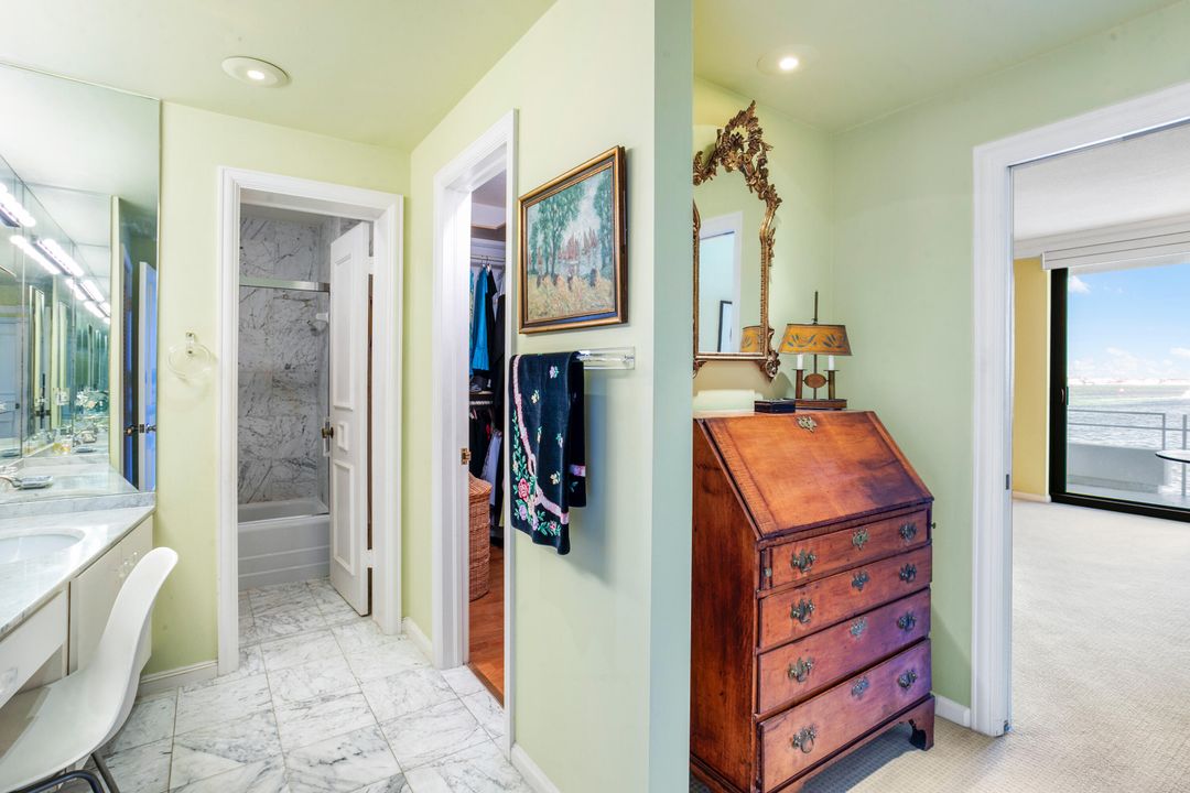 合同活跃: $1,750,000 (2 贝兹, 2 浴室, 1949 平方英尺)