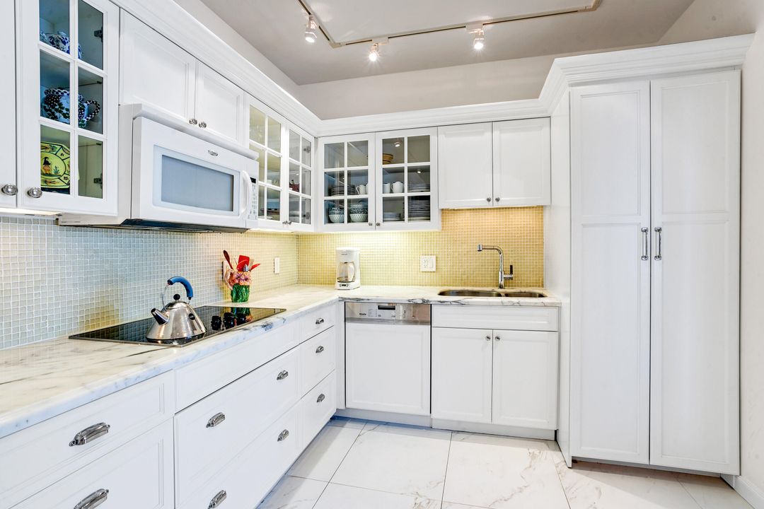 合同活跃: $1,750,000 (2 贝兹, 2 浴室, 1949 平方英尺)