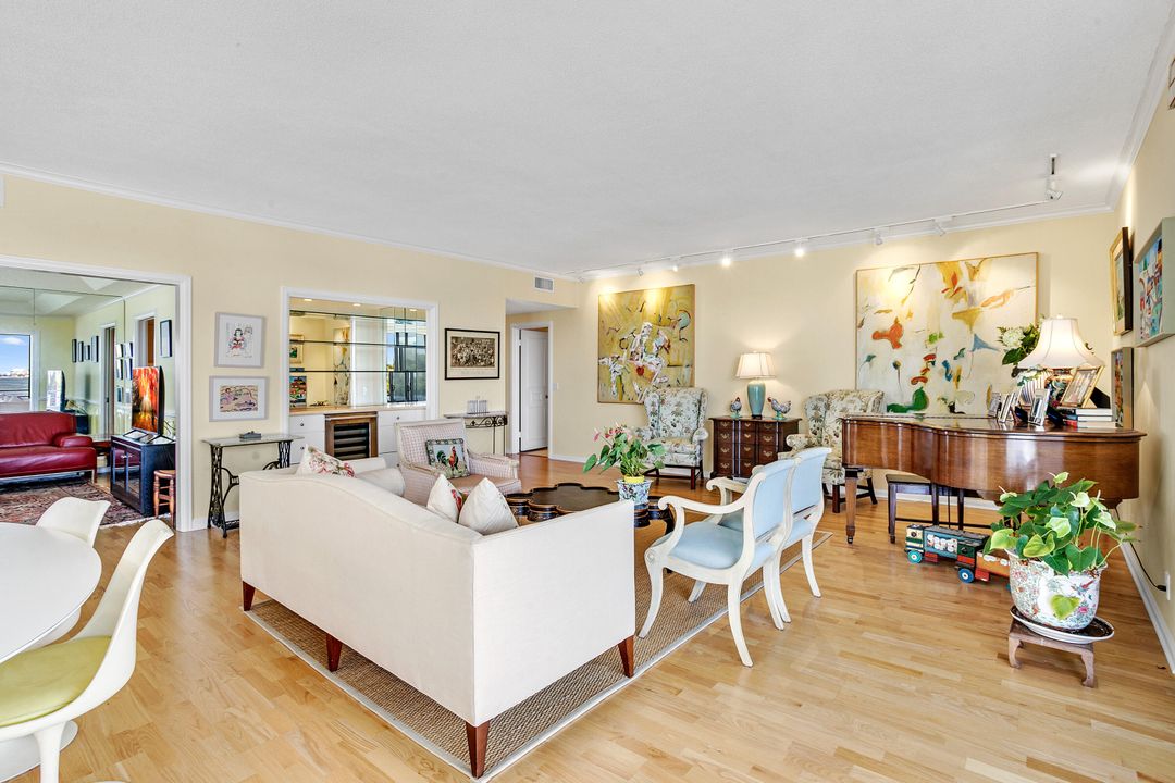 合同活跃: $1,750,000 (2 贝兹, 2 浴室, 1949 平方英尺)