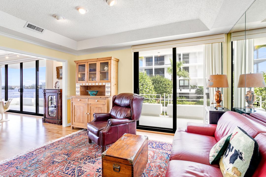 合同活跃: $1,750,000 (2 贝兹, 2 浴室, 1949 平方英尺)