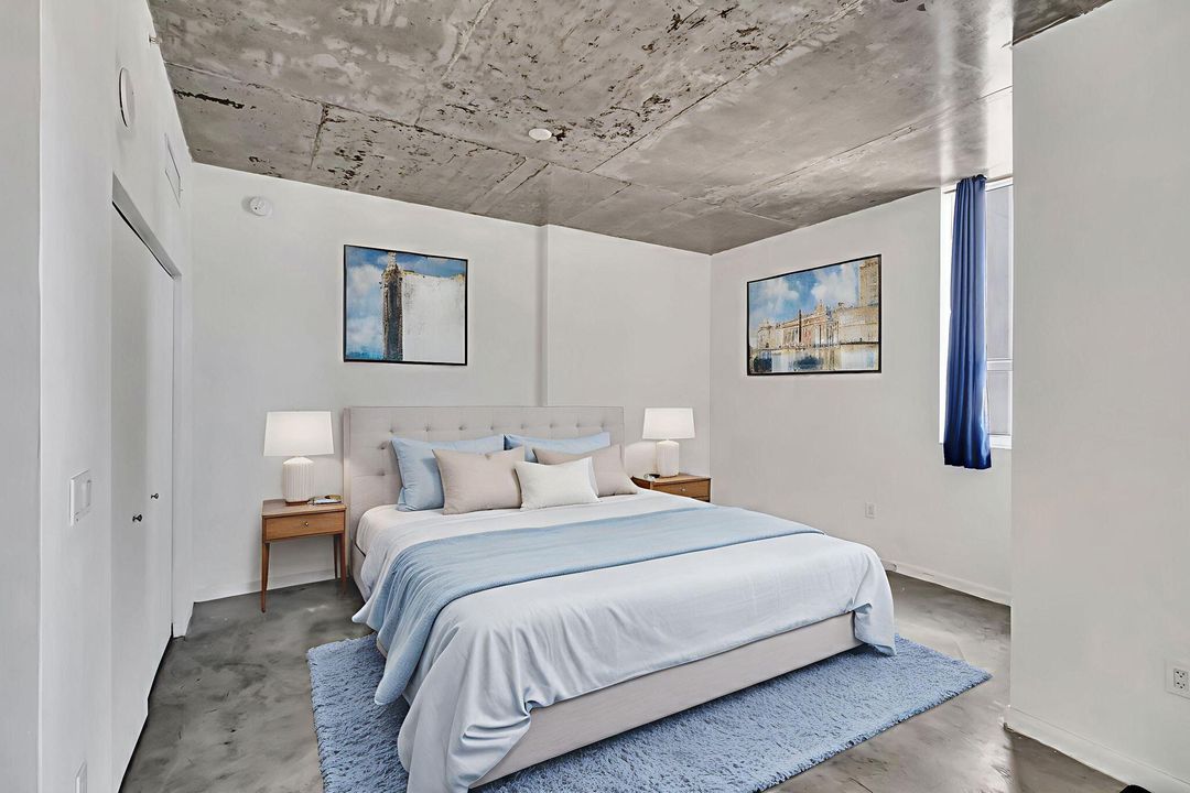 For Sale: $275,000 (1 beds, 1 baths, 738 Square Feet)