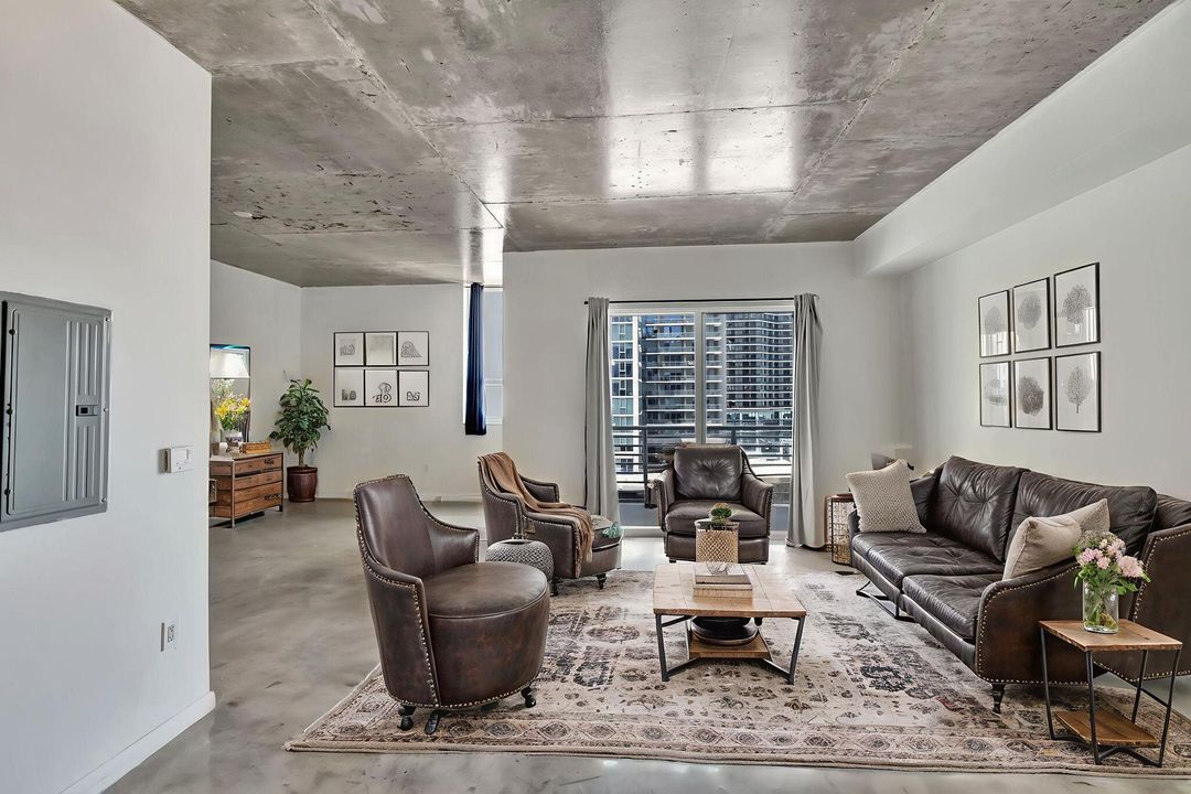 For Sale: $275,000 (1 beds, 1 baths, 738 Square Feet)