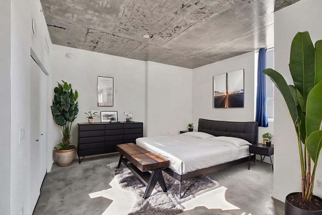 For Sale: $275,000 (1 beds, 1 baths, 738 Square Feet)