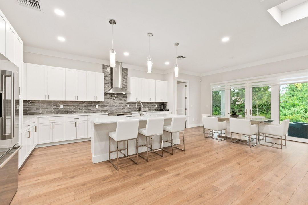 Activo con contrato: $1,280,000 (4 camas, 3 baños, 2852 Pies cuadrados)