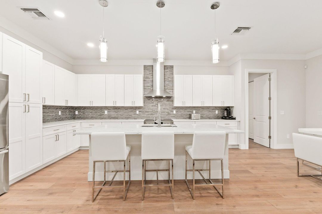 Activo con contrato: $1,280,000 (4 camas, 3 baños, 2852 Pies cuadrados)