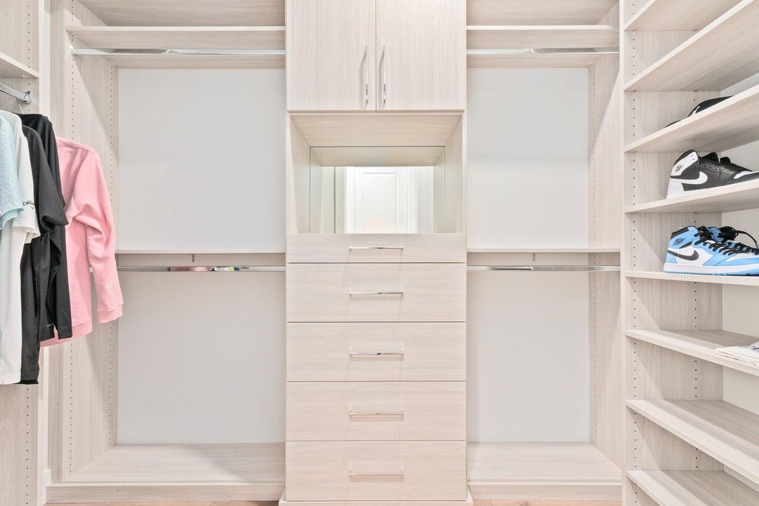 Activo con contrato: $1,280,000 (4 camas, 3 baños, 2852 Pies cuadrados)