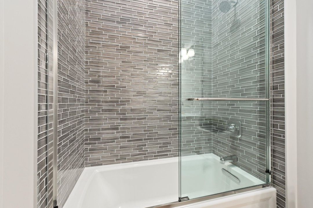 Activo con contrato: $1,280,000 (4 camas, 3 baños, 2852 Pies cuadrados)