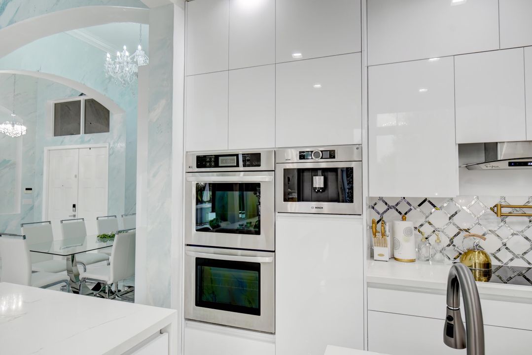 出租: $22,000 (5 贝兹, 4 浴室, 4450 平方英尺)