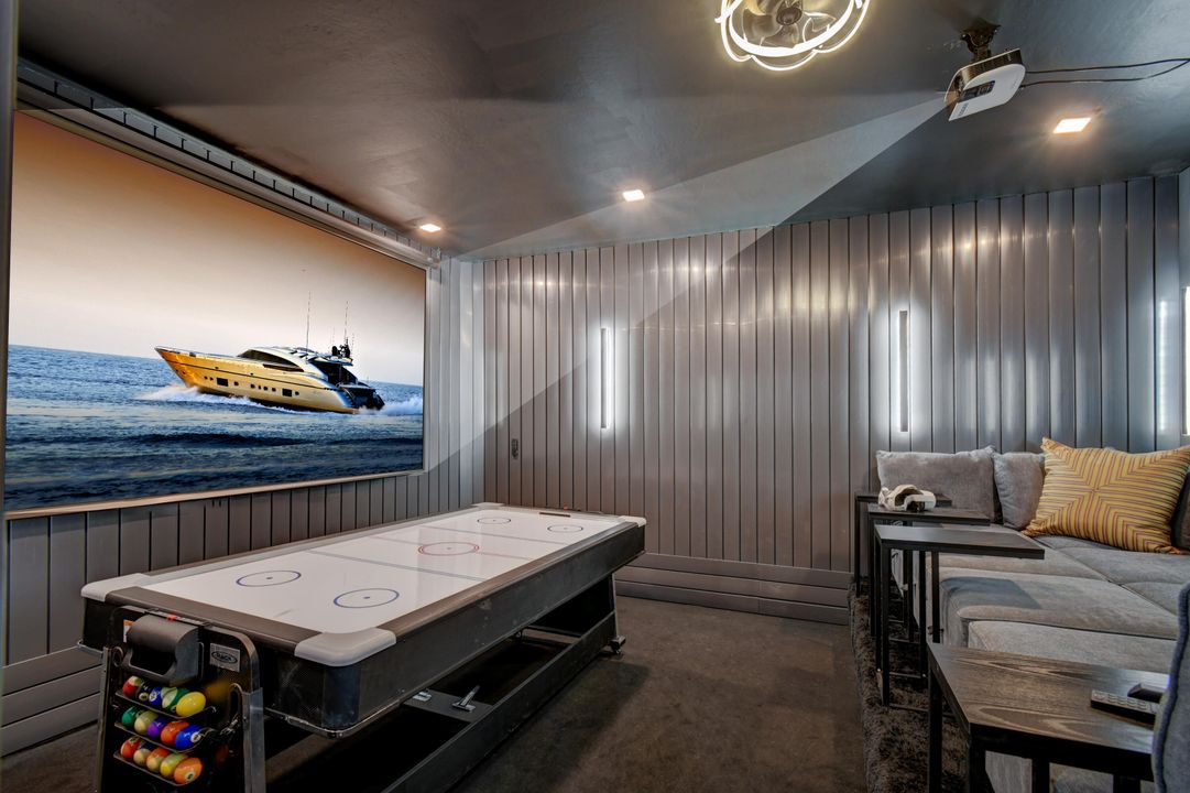 出租: $22,000 (5 贝兹, 4 浴室, 4450 平方英尺)