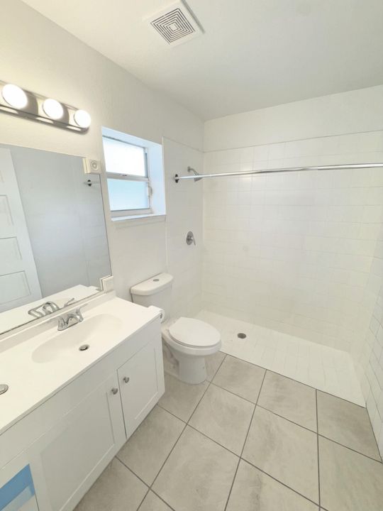 Под контрактом: $2,850 (4 спален, 2 ванн, 1212 Квадратных фут)