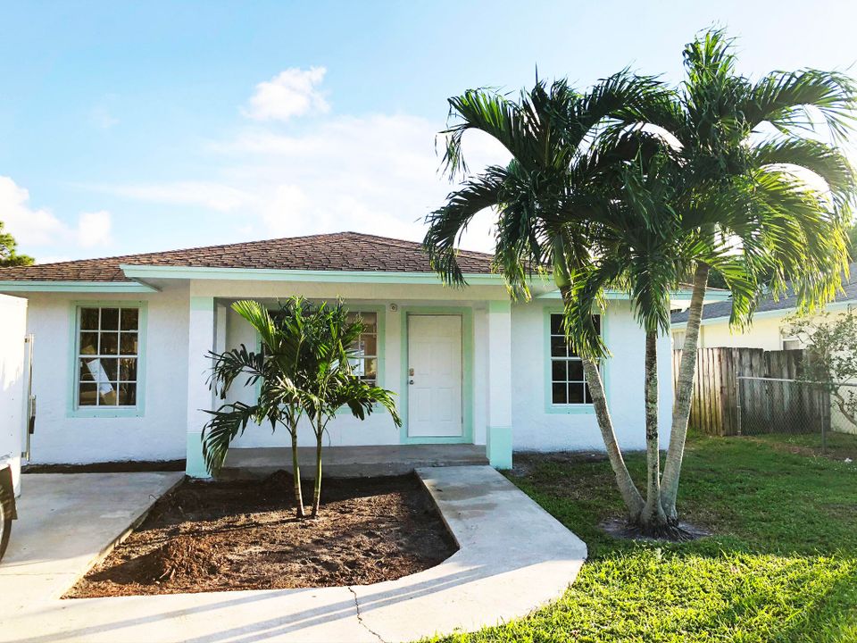 Под контрактом: $2,850 (4 спален, 2 ванн, 1212 Квадратных фут)