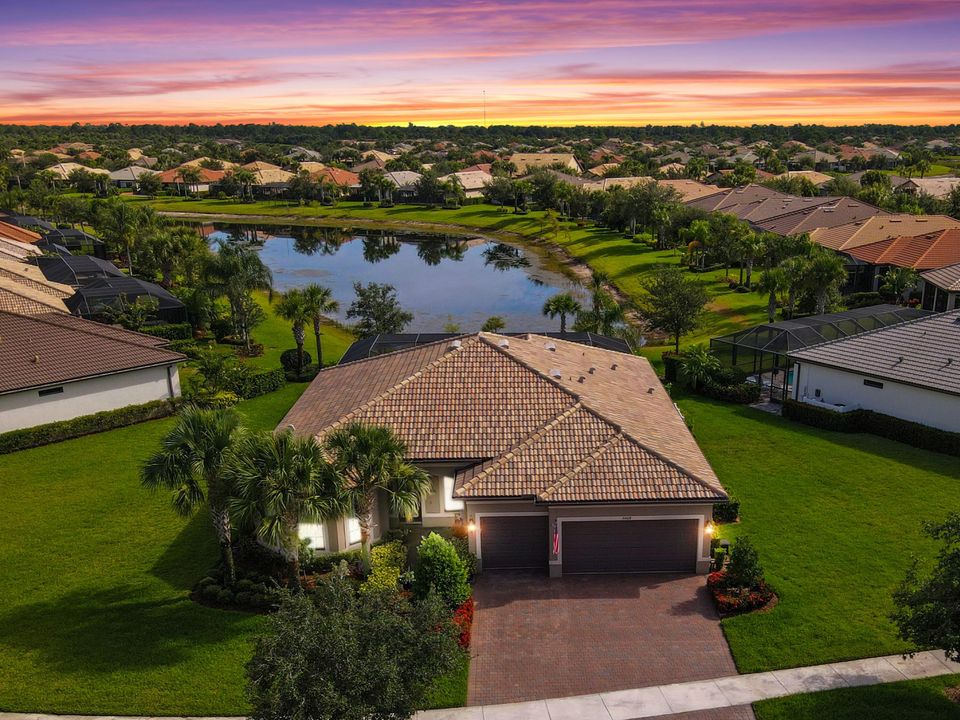 Vendido Recientemente: $835,000 (3 camas, 3 baños, 2476 Pies cuadrados)