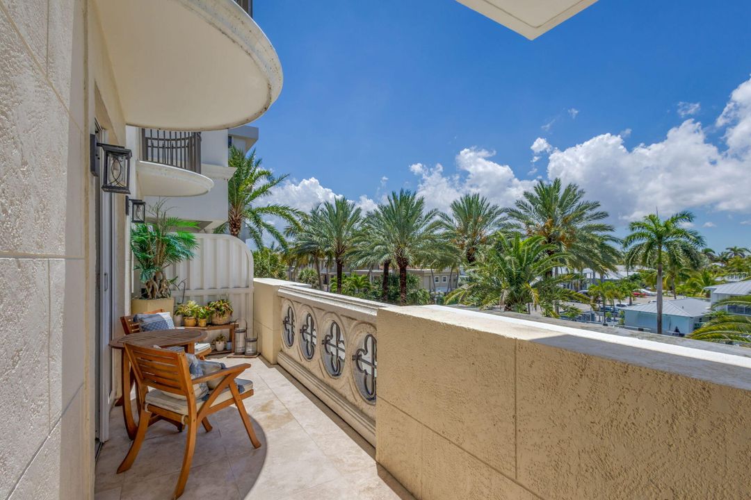 For Sale: $1,599,000 (3 beds, 2 baths, 2003 Square Feet)