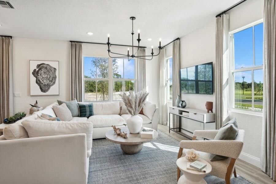 Activo con contrato: $529,995 (3 camas, 2 baños, 2057 Pies cuadrados)