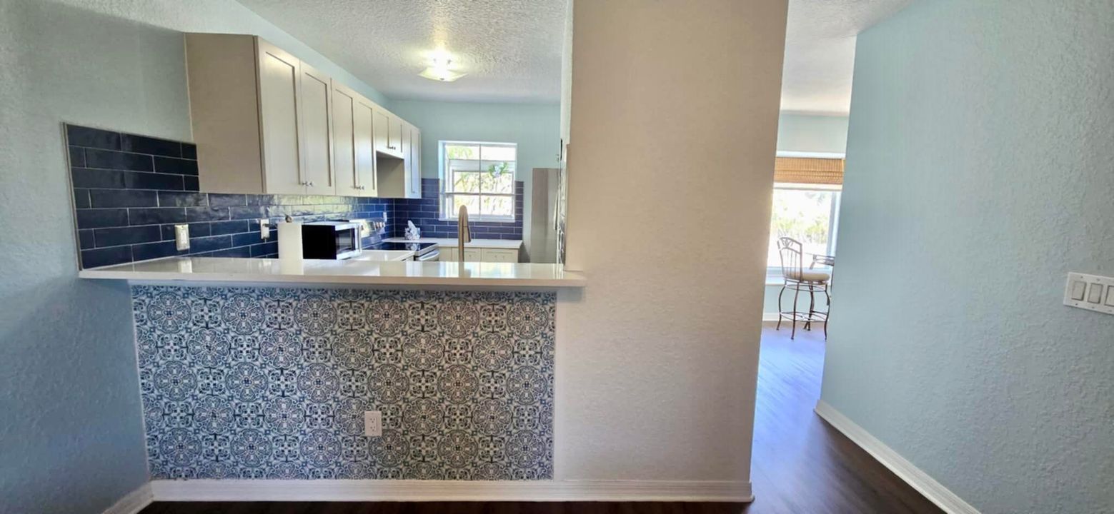 For Sale: $337,000 (2 beds, 2 baths, 1014 Square Feet)