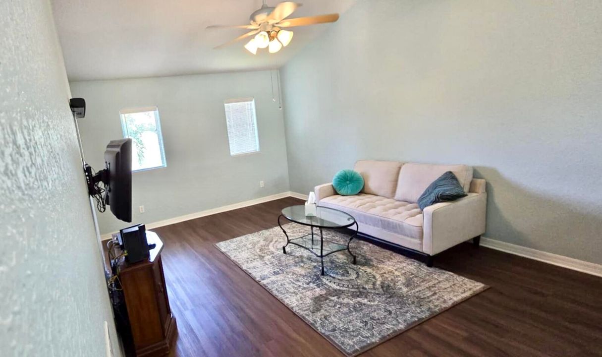 For Sale: $337,000 (2 beds, 2 baths, 1014 Square Feet)