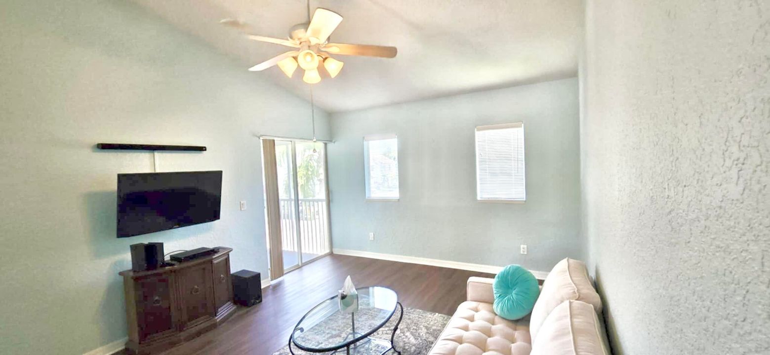 For Sale: $337,000 (2 beds, 2 baths, 1014 Square Feet)