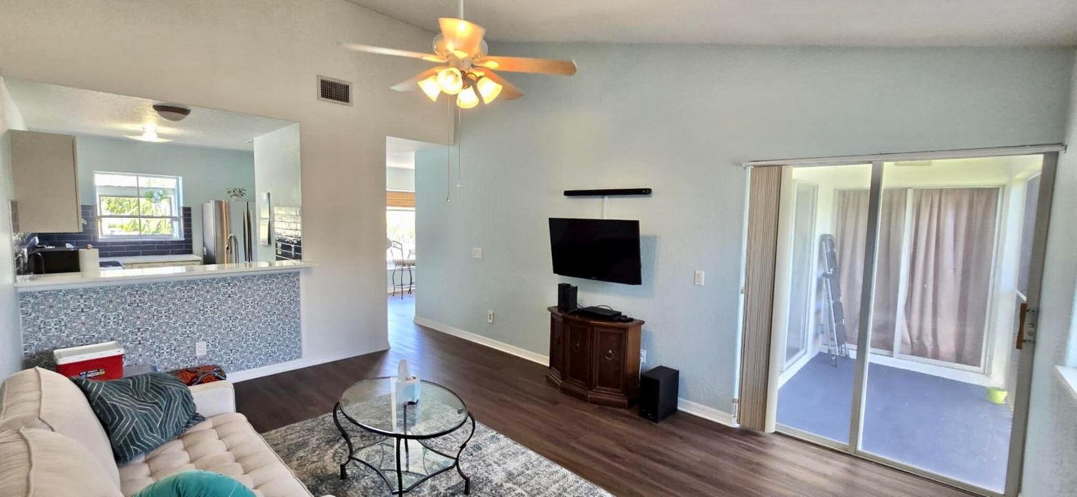 For Sale: $337,000 (2 beds, 2 baths, 1014 Square Feet)