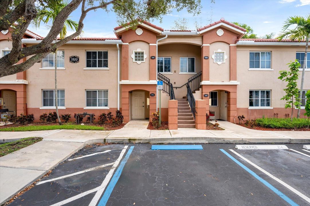 合同活跃: $2,100 (2 贝兹, 2 浴室, 863 平方英尺)