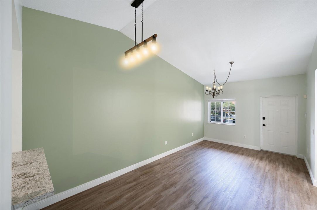 合同活跃: $2,100 (2 贝兹, 2 浴室, 863 平方英尺)