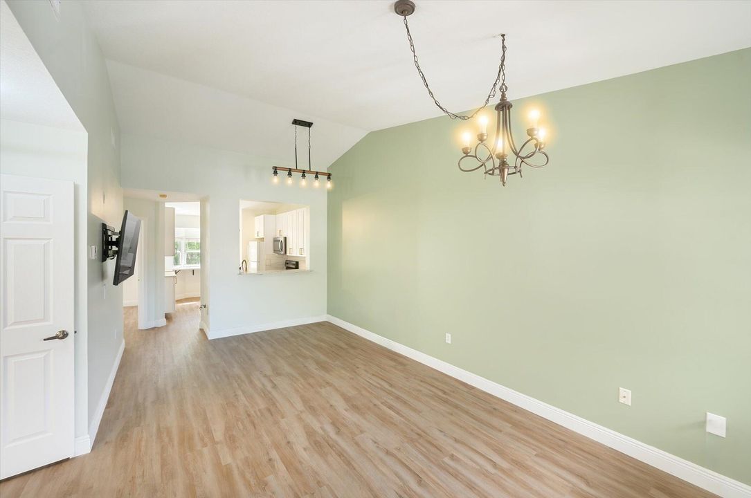 合同活跃: $2,100 (2 贝兹, 2 浴室, 863 平方英尺)