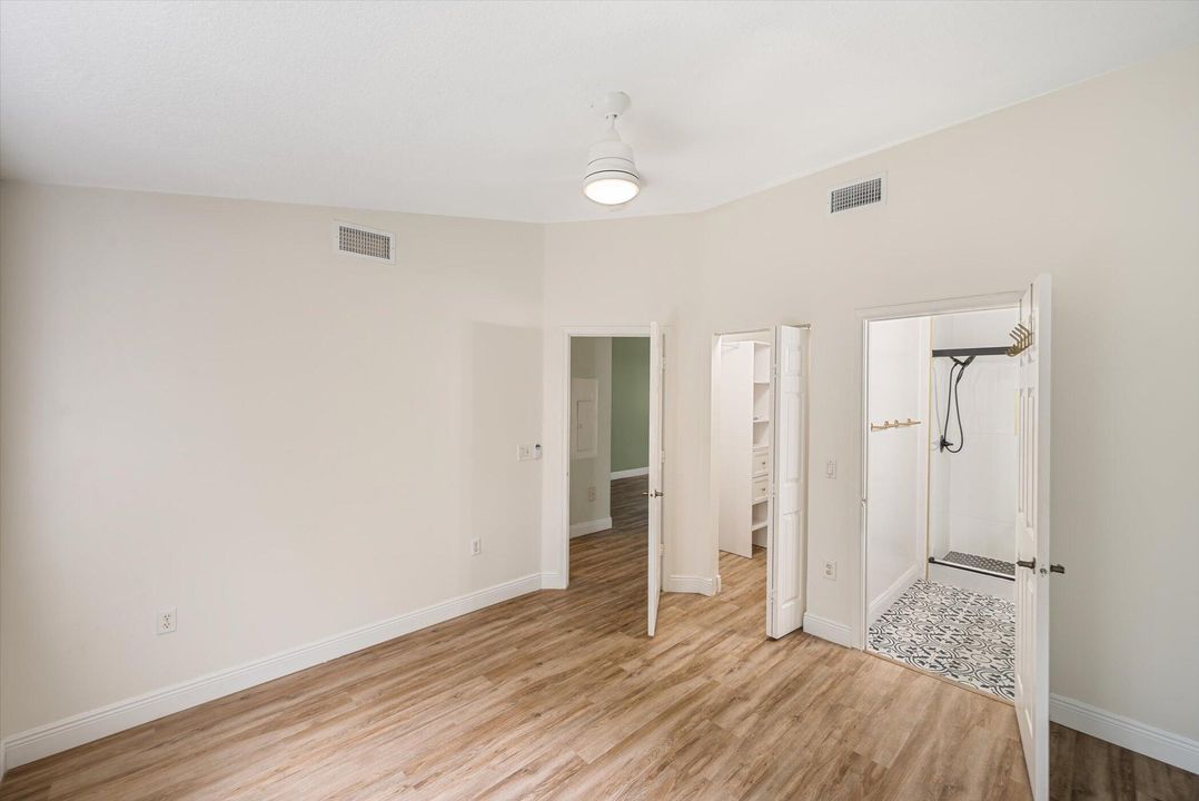 合同活跃: $2,100 (2 贝兹, 2 浴室, 863 平方英尺)