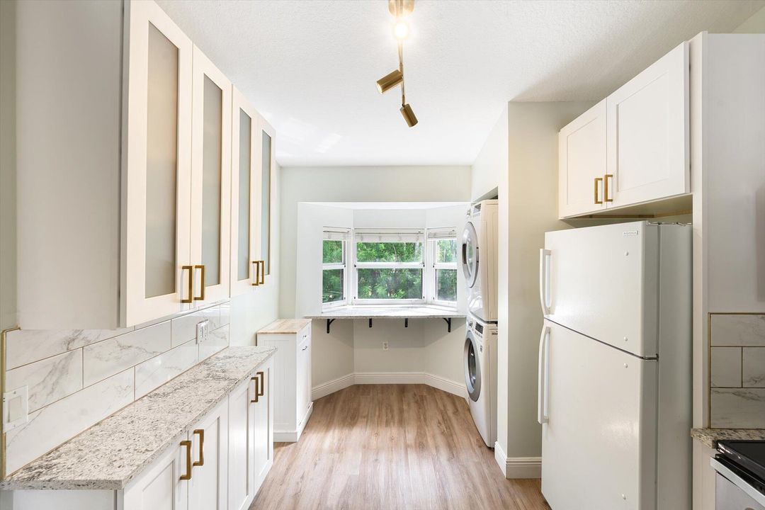 合同活跃: $2,100 (2 贝兹, 2 浴室, 863 平方英尺)