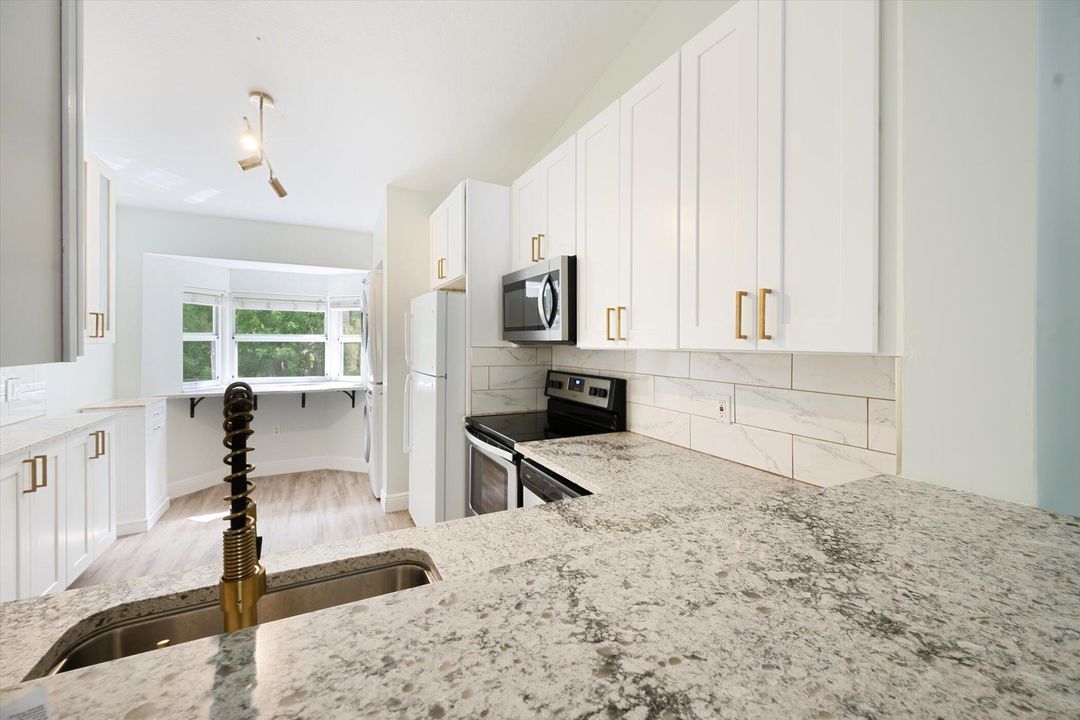 合同活跃: $2,100 (2 贝兹, 2 浴室, 863 平方英尺)