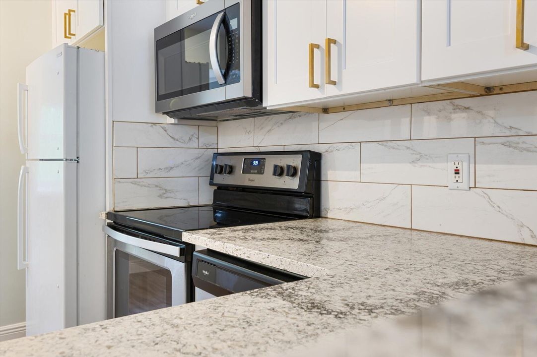 合同活跃: $2,100 (2 贝兹, 2 浴室, 863 平方英尺)