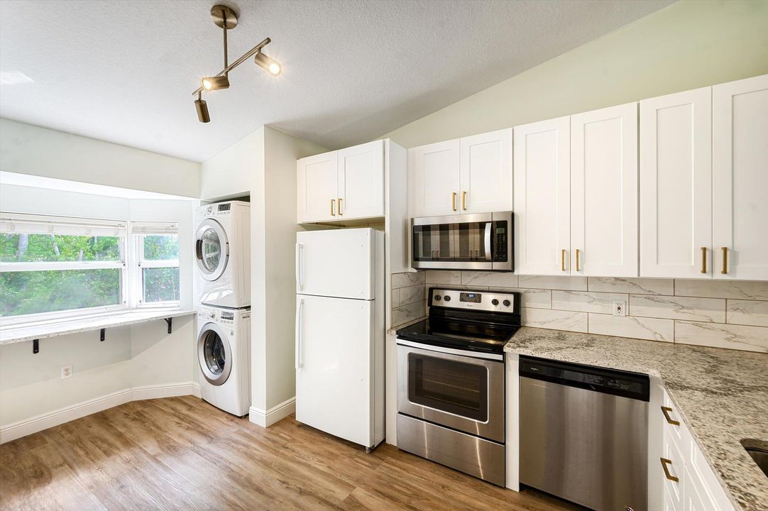 合同活跃: $2,100 (2 贝兹, 2 浴室, 863 平方英尺)