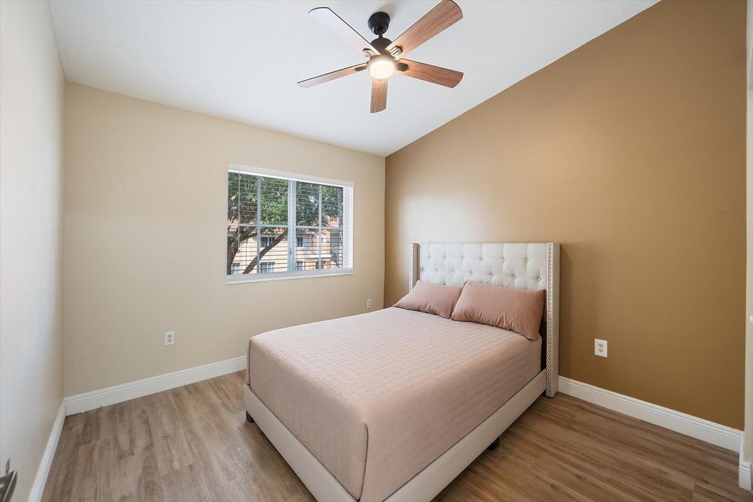 合同活跃: $2,100 (2 贝兹, 2 浴室, 863 平方英尺)