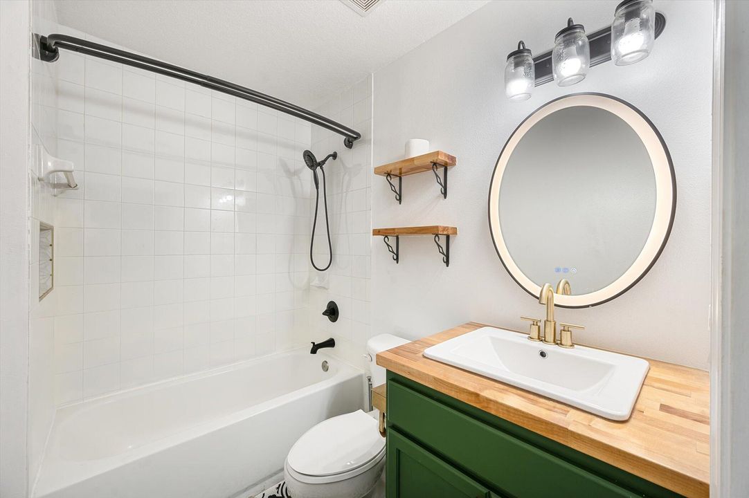 合同活跃: $2,100 (2 贝兹, 2 浴室, 863 平方英尺)