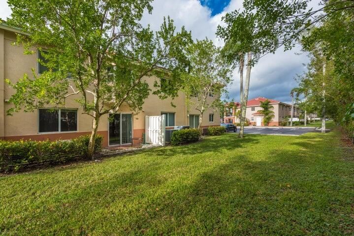 合同活跃: $2,100 (2 贝兹, 2 浴室, 863 平方英尺)