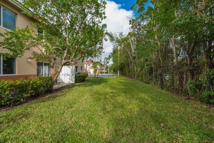 合同活跃: $2,100 (2 贝兹, 2 浴室, 863 平方英尺)