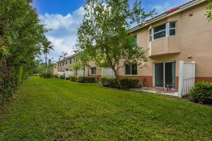 合同活跃: $2,100 (2 贝兹, 2 浴室, 863 平方英尺)