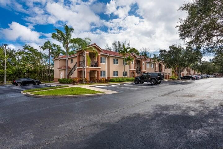 合同活跃: $2,100 (2 贝兹, 2 浴室, 863 平方英尺)