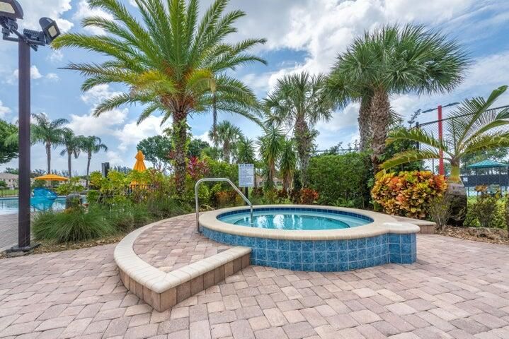 合同活跃: $2,100 (2 贝兹, 2 浴室, 863 平方英尺)