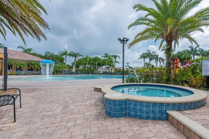 合同活跃: $2,100 (2 贝兹, 2 浴室, 863 平方英尺)