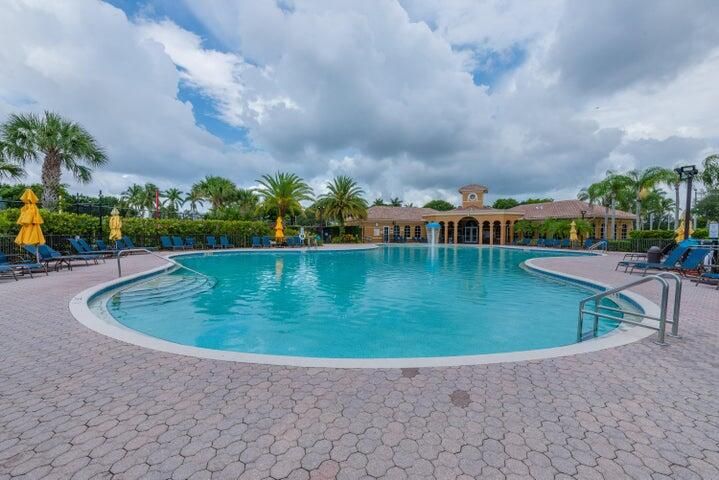 合同活跃: $2,100 (2 贝兹, 2 浴室, 863 平方英尺)