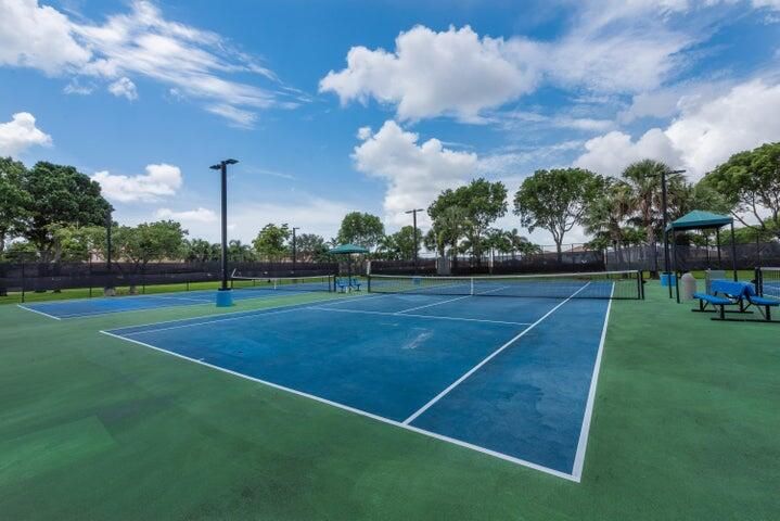 合同活跃: $2,100 (2 贝兹, 2 浴室, 863 平方英尺)