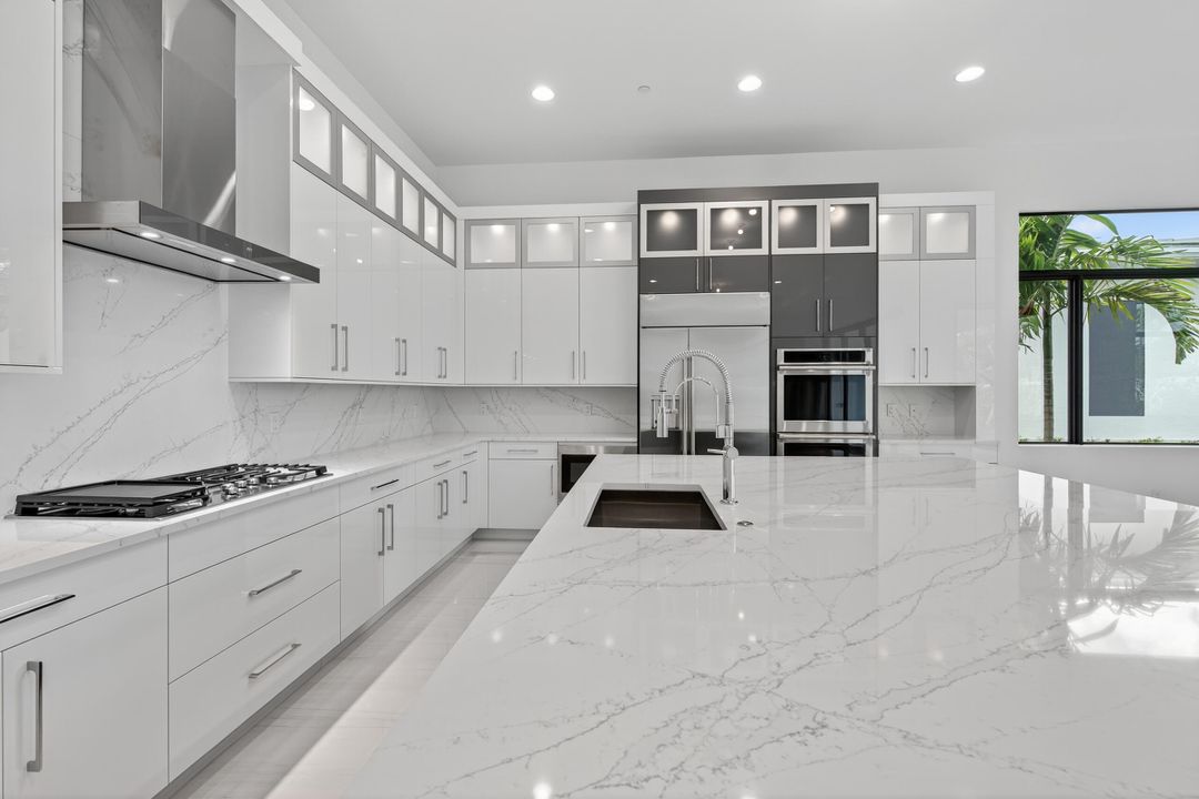 На продажу: $2,895,000 (5 спален, 5 ванн, 5815 Квадратных фут)