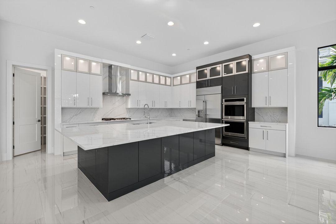 На продажу: $2,895,000 (5 спален, 5 ванн, 5815 Квадратных фут)