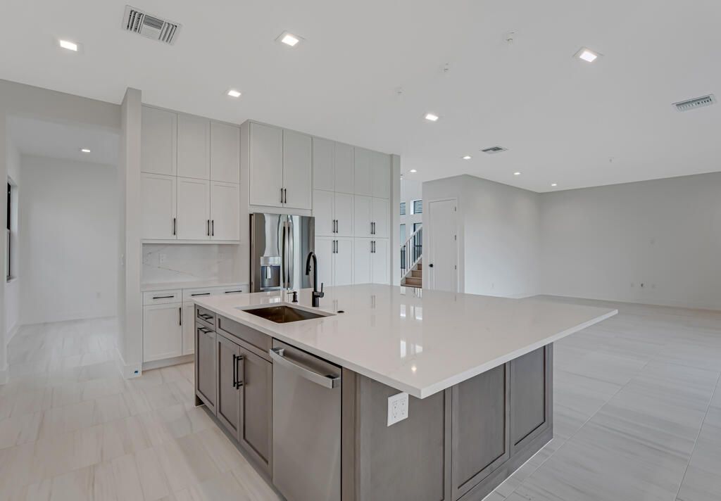 Под контрактом: $1,499,900 (5 спален, 7 ванн, 4267 Квадратных фут)