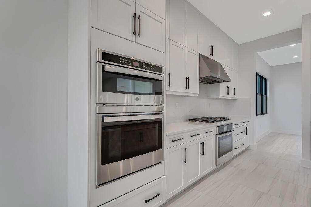 Под контрактом: $1,499,900 (5 спален, 7 ванн, 4267 Квадратных фут)