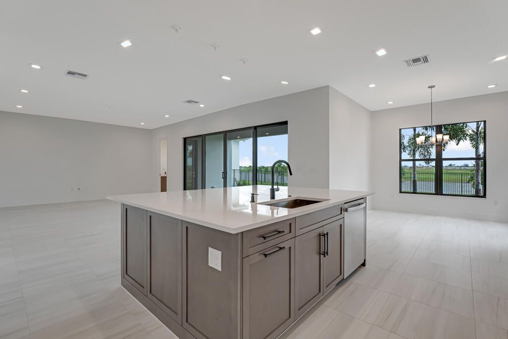 Под контрактом: $1,499,900 (5 спален, 7 ванн, 4267 Квадратных фут)