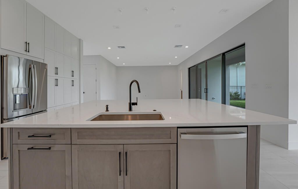 Под контрактом: $1,499,900 (5 спален, 7 ванн, 4267 Квадратных фут)