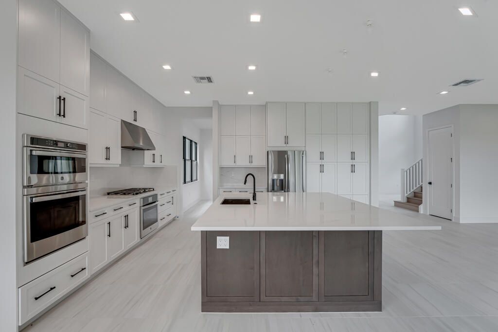 Под контрактом: $1,499,900 (5 спален, 7 ванн, 4267 Квадратных фут)