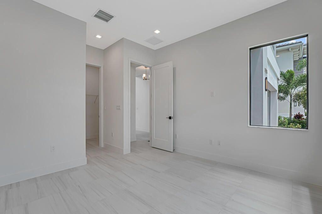 Под контрактом: $1,499,900 (5 спален, 7 ванн, 4267 Квадратных фут)