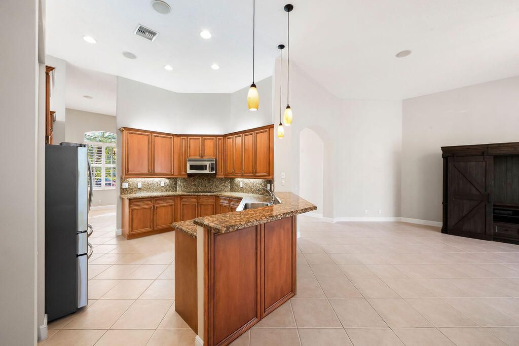 For Rent: $5,500 (3 beds, 3 baths, 2627 Square Feet)